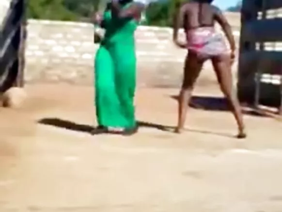 Shamarran Afrikaa shubbisu, harma isaanii gurraacha bareedduu balaqqeessa.