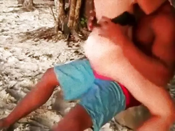 Ismaartifooniin sanyii adda addaa haaraan bashannana qaama saalaa ebony Jamaican kan harma guddaa qabu haala gaariin qabata.