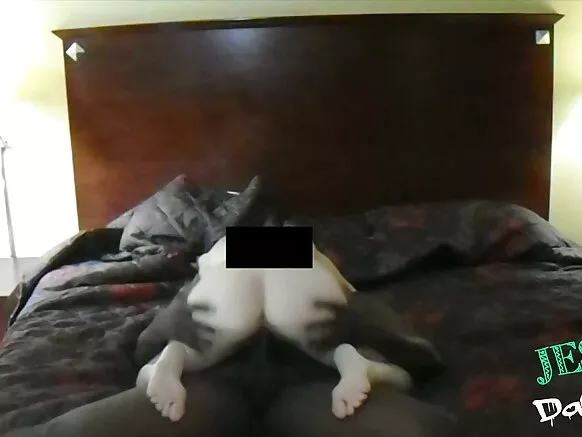 Dargaggeessi gurraacha waggaa 18 porn gudeeddii keessatti qaama saalaa gurraacha guddaa koo jabeessee fudhata.